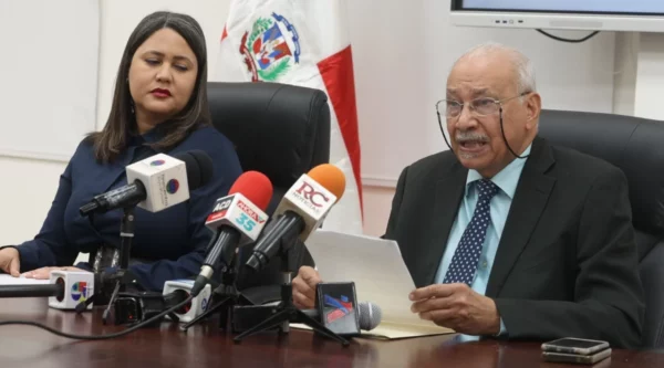 Viceministro   Acreditación y Certificación Docente, Francisco de Óleo, y directora de Desempeño, Martha Lebrón.  Elieser Tapia