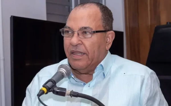 Cedeño  advierte a los dominicanos no resistirse  al arresto.