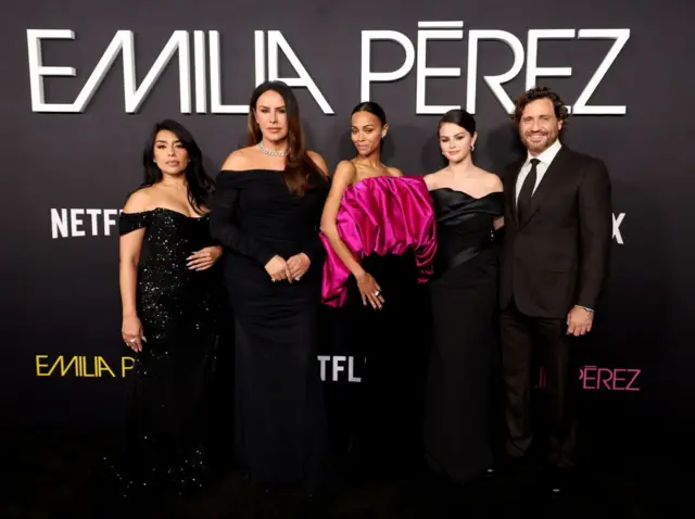 Adriana Paz, Karla Sofía Gascón, Zoe Saldaña, Selena Gomez y Édgar Ramírez asisten al estreno en Los Ángeles de "Emilia Pérez", cinta coproducida por Netflix, en el teatro The Egyptian de Hollywood, California, Estados Unidos, el 21 de octubre de 2024. 