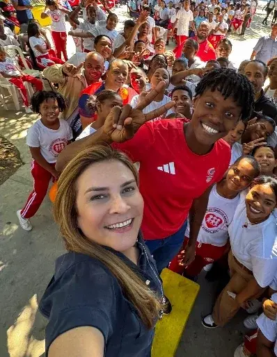 Carolina Mejía lleva orientación a jóvenes