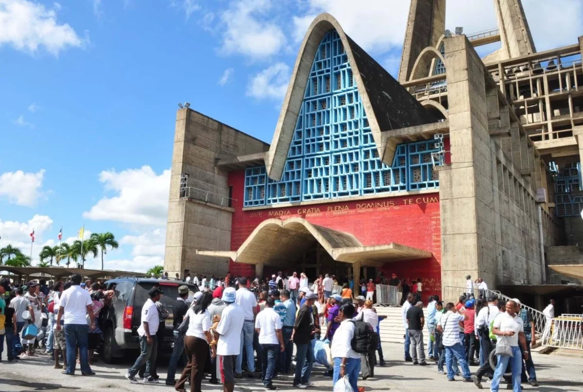 Devotos piden favores a la Virgen, incluidos sanación y mejoras en la calidad de vida.