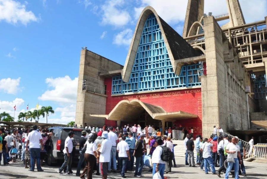 Devotos piden favores a la Virgen, incluidos sanación y mejoras en la calidad de vida. Devotos piden favores a la Virgen, incluidos sanación y mejoras en la calidad de vida.