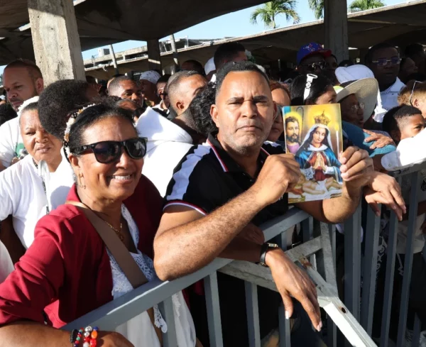 Feligreses  llegan  a la basílica desde todo el país y el exterior  .  Guillermo Burgos
