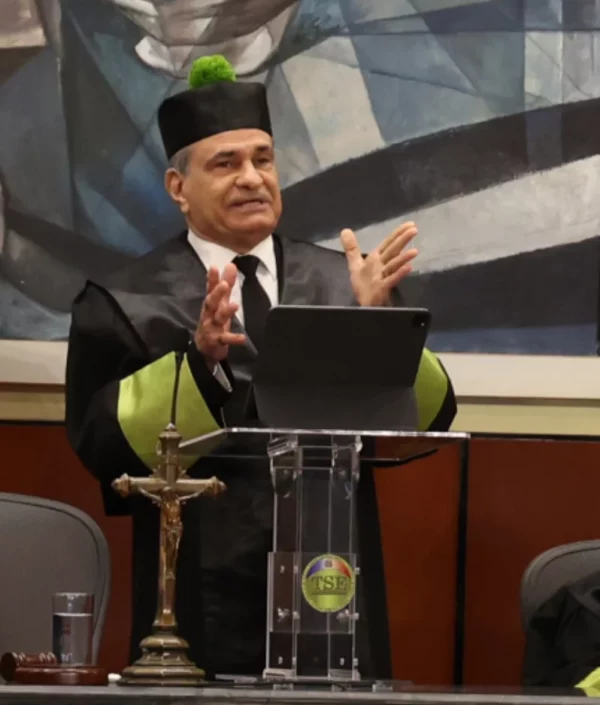 Presidente del TSE,  Ygnacio Camacho.  JOSÉ DE LEON