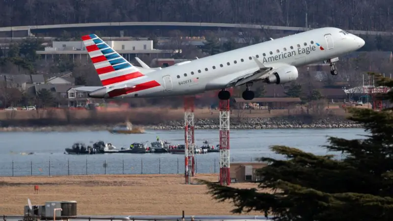 El avión comercial de American Airlines y el helicóptero del ejército cayeron a unos metros del aeropuerto Ronald Reagan.