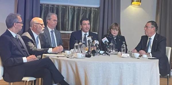 Ejecutivos del Banco Popular Dominicano durante una rueda de prensa en Madrid, España.