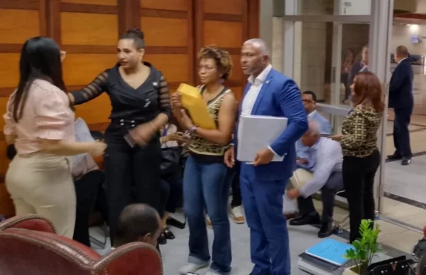 Fiscalizadores y fiscales   con sus documentos.