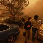 Miles de personas huyen de incendios descontrolados que calcinan casas en Los Ángeles y alrededores