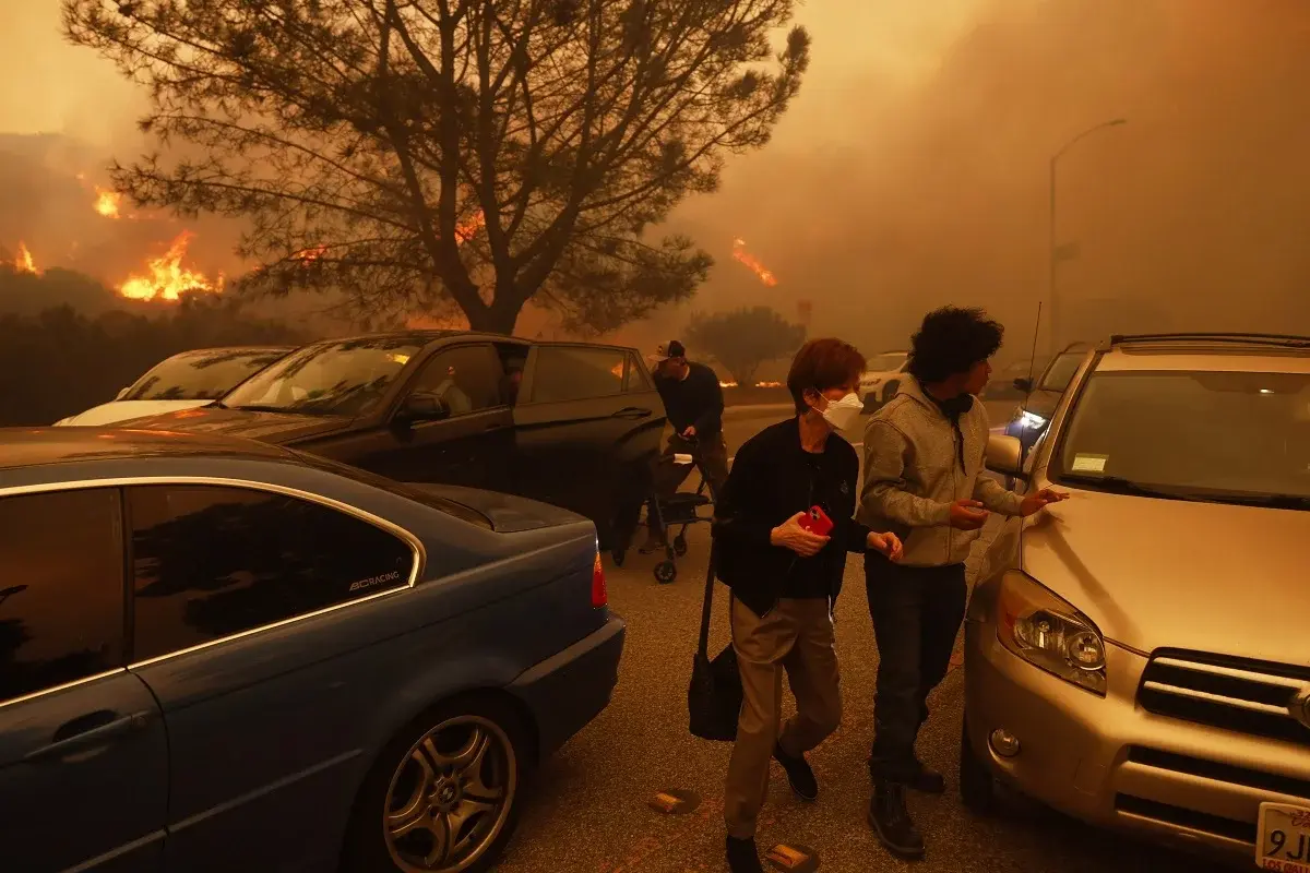 Miles de personas huyen de incendios descontrolados que calcinan casas en Los Ángeles y alrededores