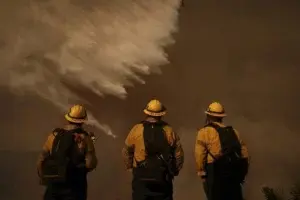 Bomberos tratando de sofocar el fuego en la también conocida ciudad de las estrellas. AP