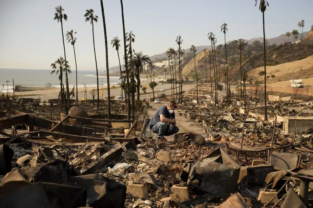 Los incendios han dejado cuantiosos daños en la ciudad de los Los Ángeles. AP