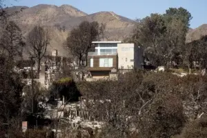 Solo algunas casas no han sido alcanzadas por las llamas. AP