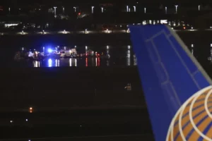El avión cayó a las aguas del río Potomac. AP