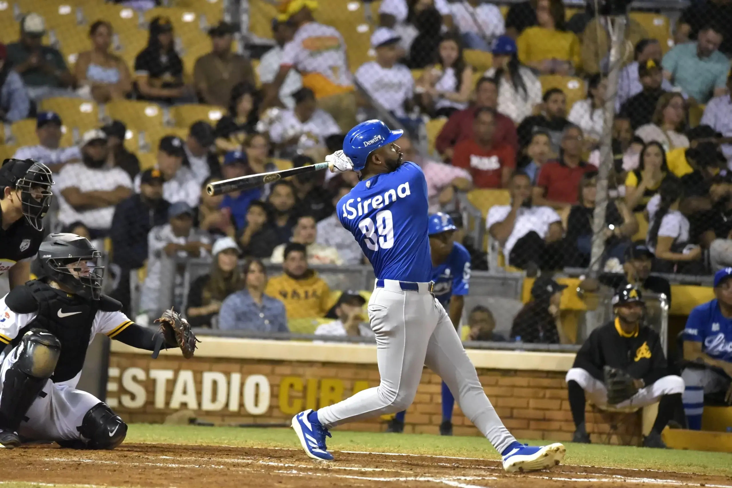 Miguel Andujar al momento de pegar un jonrón