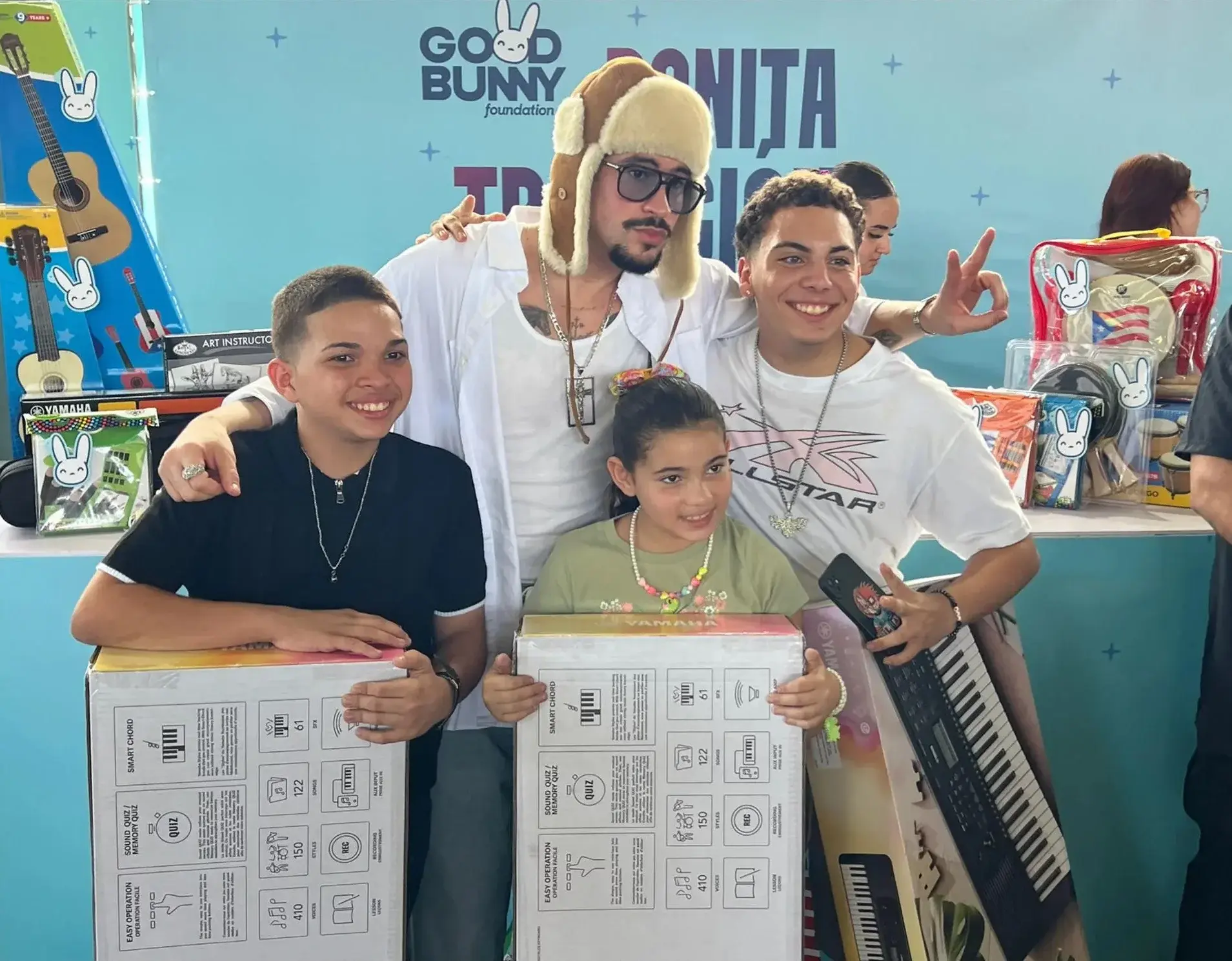 Bad Bunny entrega piezas musicales, deportivas y de arte para que niños logren sus sueños