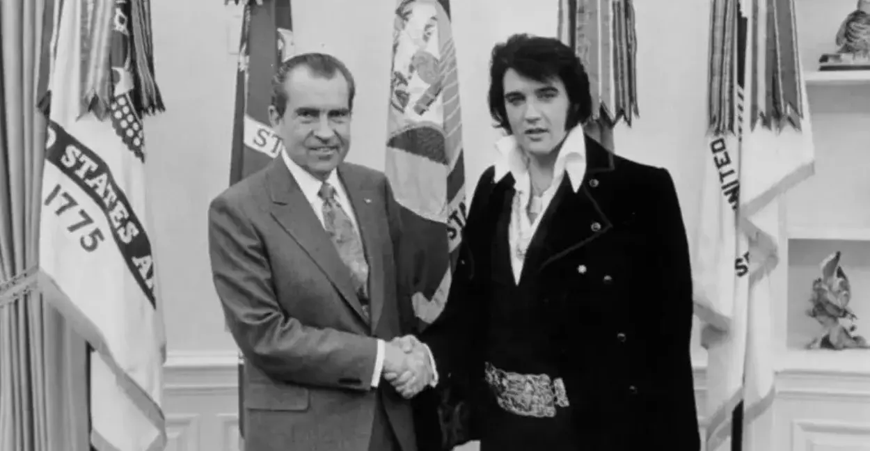 El día que Elvis Presley le quiso regalar una pistola a Richard Nixon, el presidente de EE.UU.