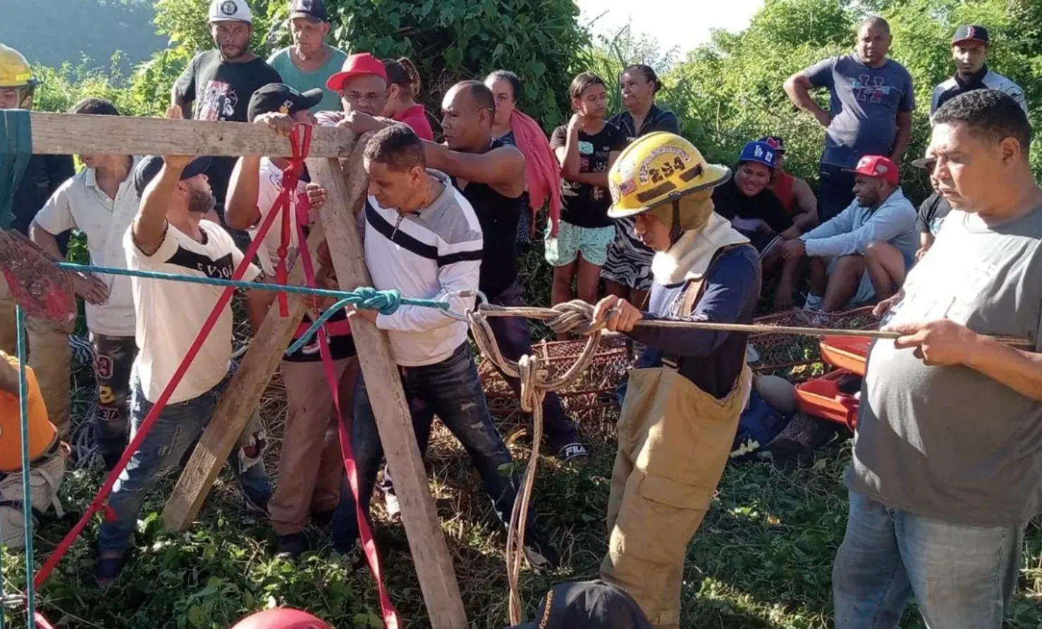 Rescatan a hombre de 55 años tras caer en un pozo de 80 pies