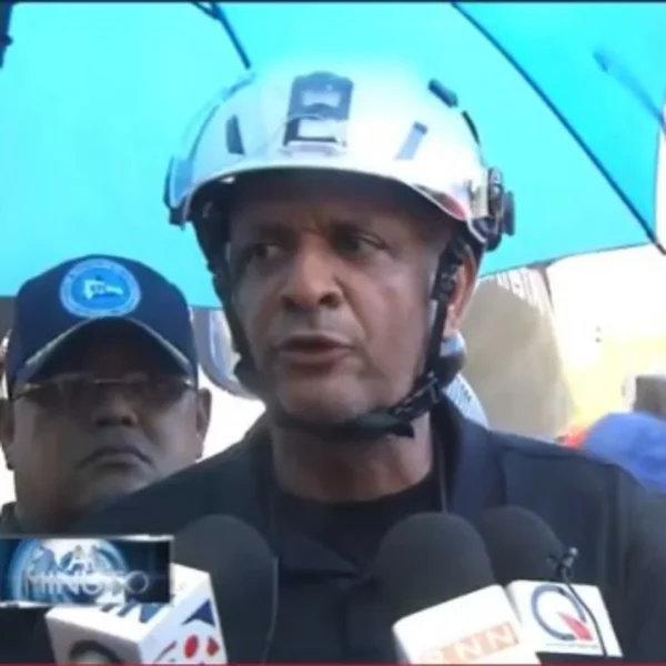 Rescatan a 2 personas con vida tras quedar atrapadas en derrumbe en La Romana