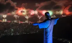 Fuegos artificiales vistos desde el monumento del Cristo Redentor en Río de Janeiro, Brasil. EFE 