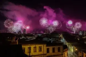 Celebración con fuegos artificiales desde Valparaíso, Chile. EFE