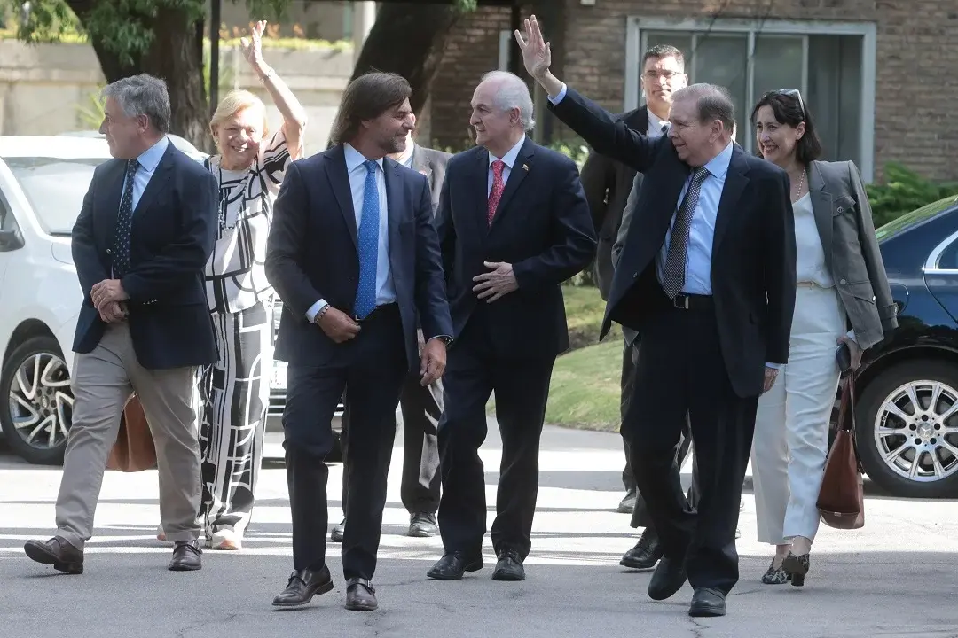 Edmundo González camina junto al presidente de Uruguay, Luis Lacalle Pou, durante su visita a la nación sudamericana. EFE