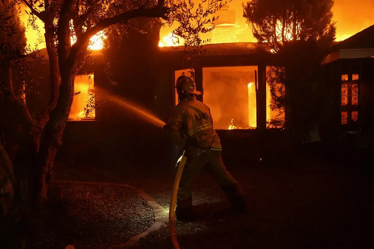 Sube a cinco el número de muertos en uno de los incendios que azotan a Los Ángeles