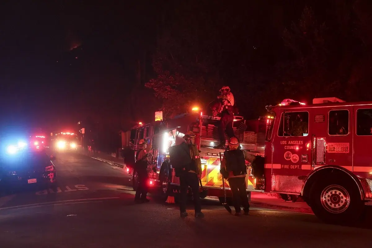 Hollywood Hills y otros fuegos arden sin control en la zona de Los Ángeles