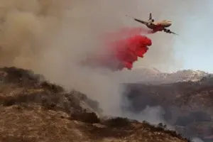 Las autoridades han recurrido al uso de aviones para sofocar las llamas de los incendios. EFE