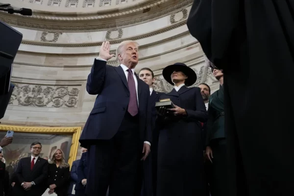 Donald Trump prestó juramento en compañía de su esposa Melania Trump, y su hijo Barron Trump. EFE