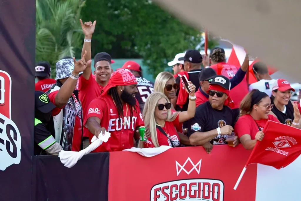 Fanáticos "caravana" de los Leones del Escogido.