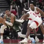 El triple-doble de Antetokounmpo y los 25 puntos de Lillard impulsan a los Bucks a superar a los Raptors