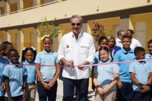 El presidente Luis Abinader hizo entrega a la comunidad de las nuevas obras. Fuente externa