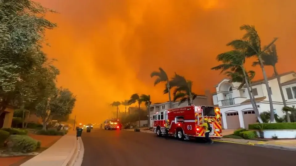 Los fuertes vientos amenazan con empeorar los incendios de Los Ángeles