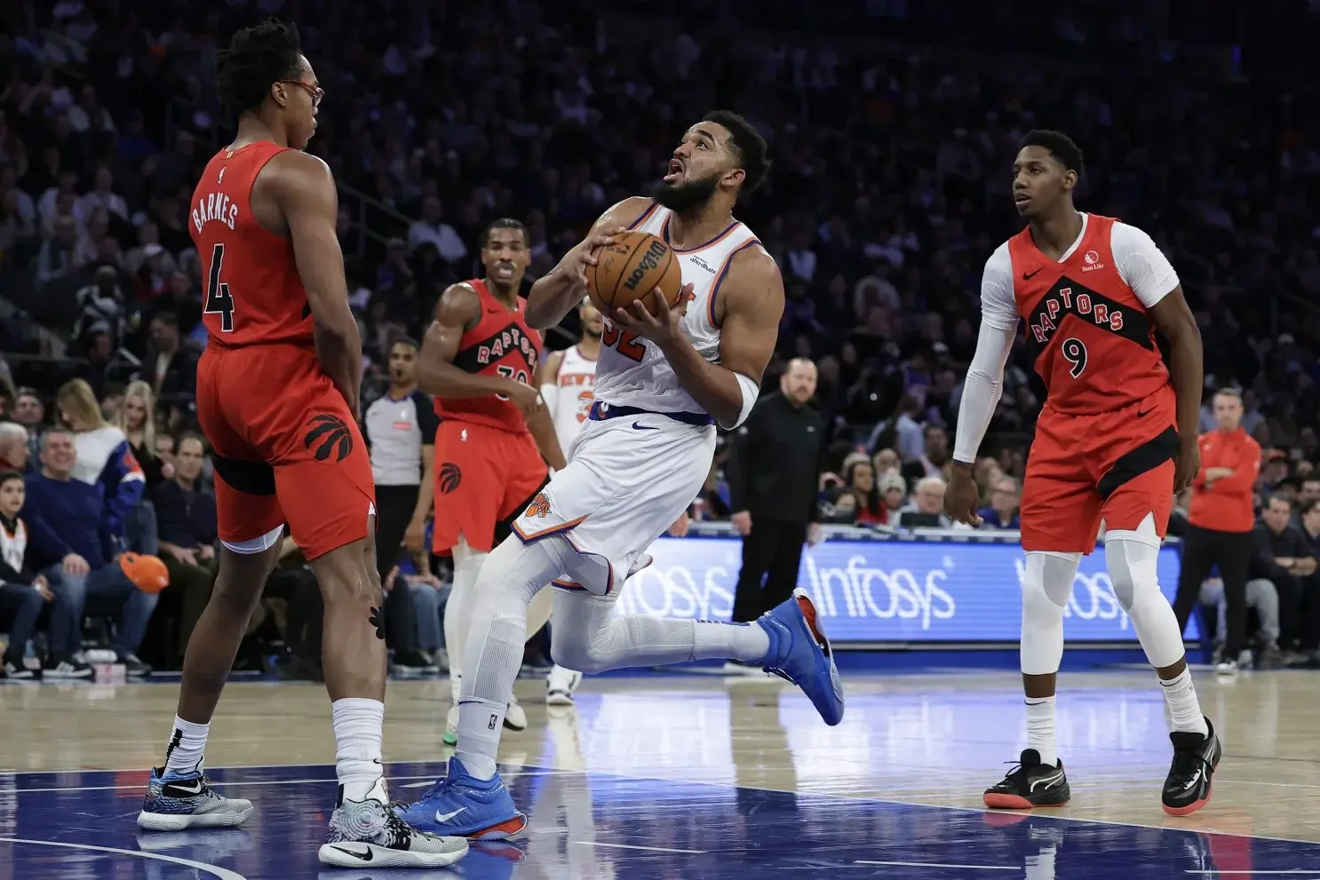 Towns anotó 27 puntos y 13 rebotes y los Knicks vencieron a los Raptors