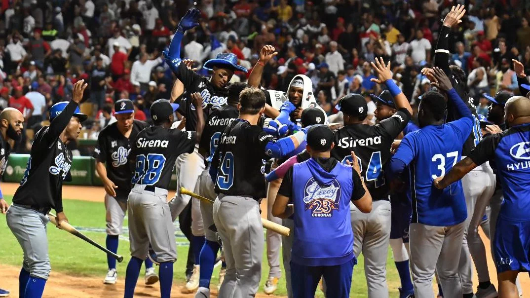 Jugadores del Licey celebran tras triunfo