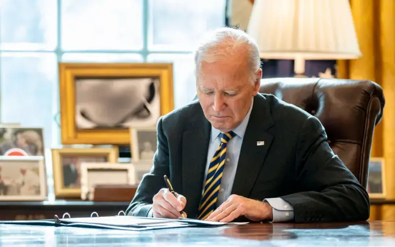 «Decisiones de medianoche»: cómo Biden trató de proteger su legado en los últimos días de su presidencia