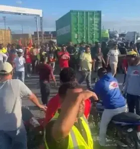 Choferes del Puerto Caucedo inician paro en protesta por condiciones laborales abusivas