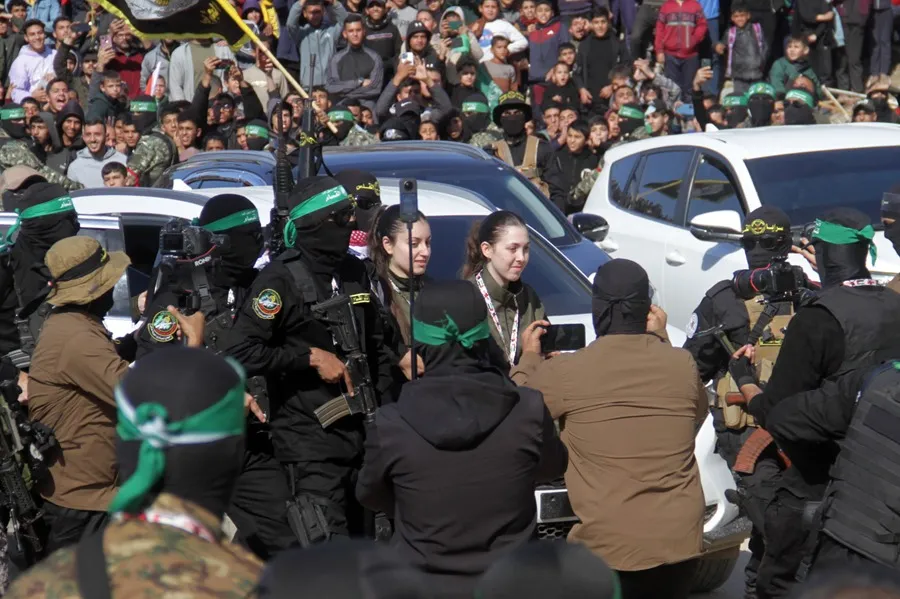 Las 4 soldado liberadas en Gaza cruzan a Israel para reunirse con sus familias, tras ser entregadas por Hamás