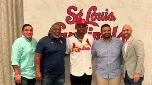 Royel Strop junto a ejecutivos de San Luis 