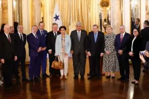 Edmundo González estuvo acompañado por expresidentes latinoamericanos. EFE