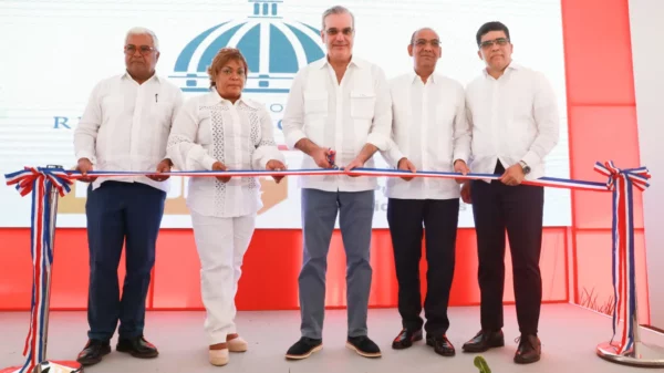 El presidente Luis Abinader en compañía de funcionarios y autoridades de Santo Domingo Este encabezó la inauguración de las obras. Fuente externa