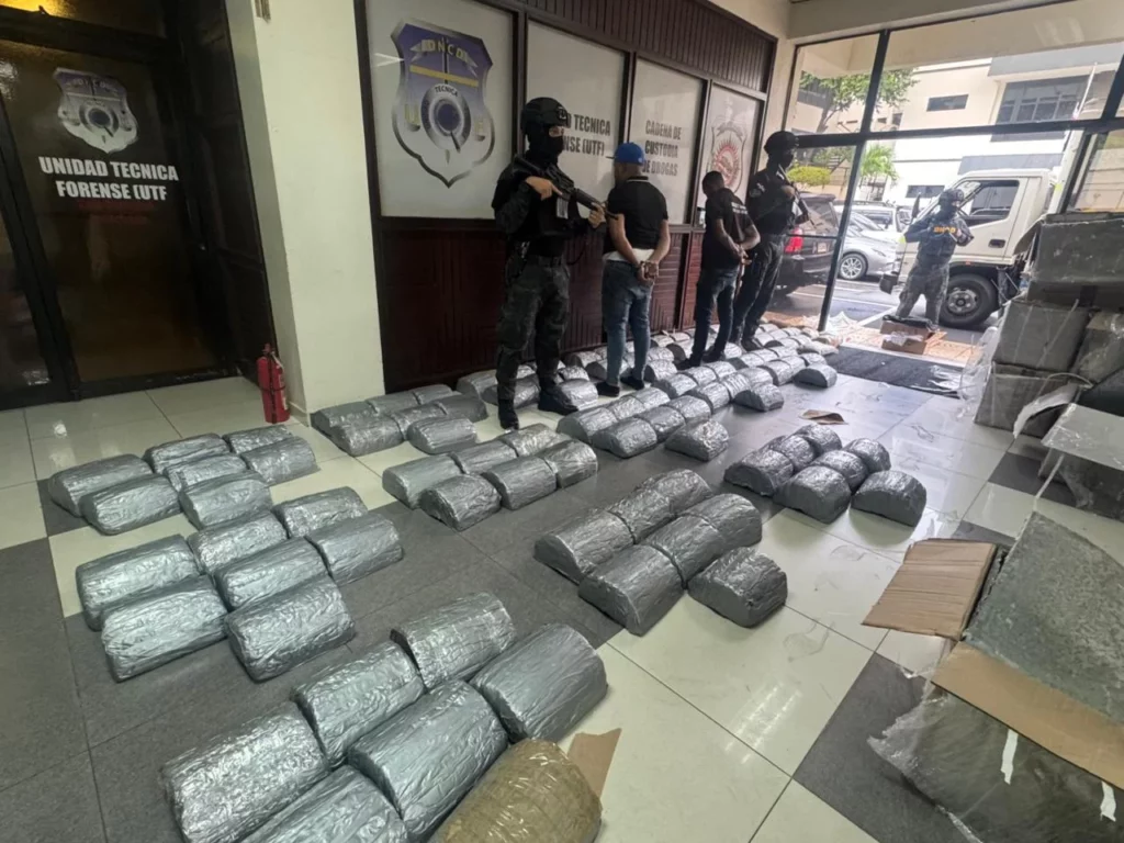 Autoridades apresan dos hombres con 300 libras de marihuana en Santo Domingo Oeste