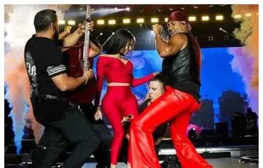 Integrante del grupo Aventura es presa de críticas por trato a Yailin durante concierto