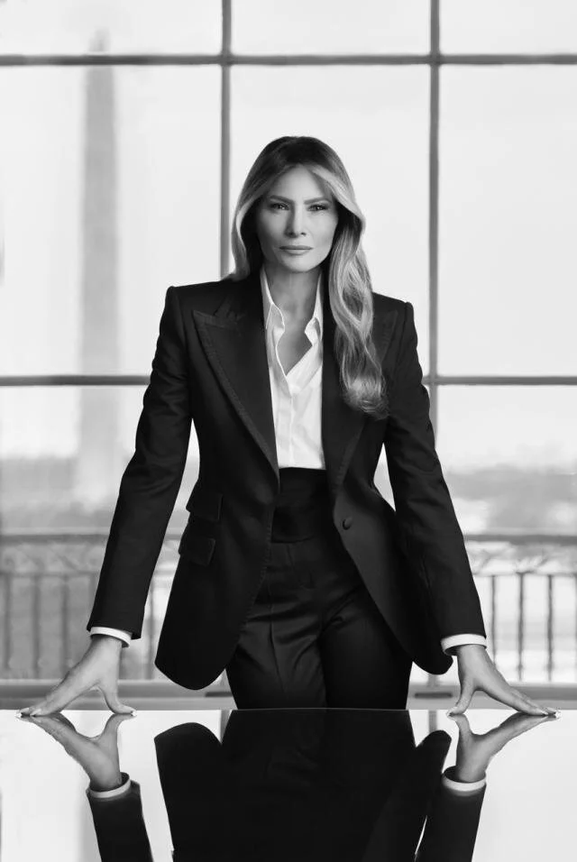 Melania Trump presenta su retrato oficial, obra de la fotógrafa belga Regine Mahaux