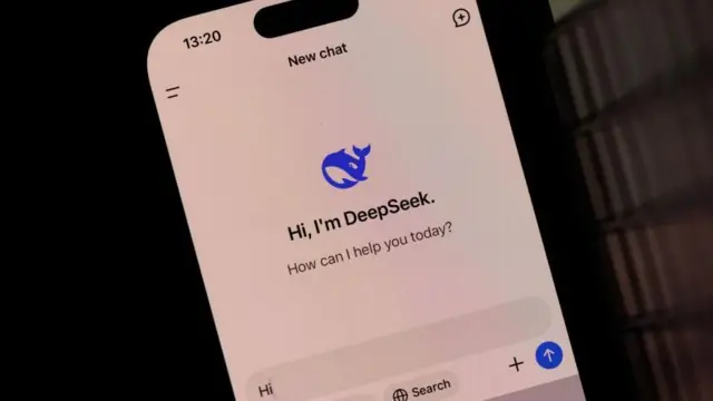 La aplicación DeepSeek en la pantalla de un celular