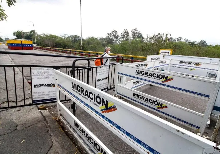 Venezuela cierra la frontera terrestre y suspende los vuelos con Colombia