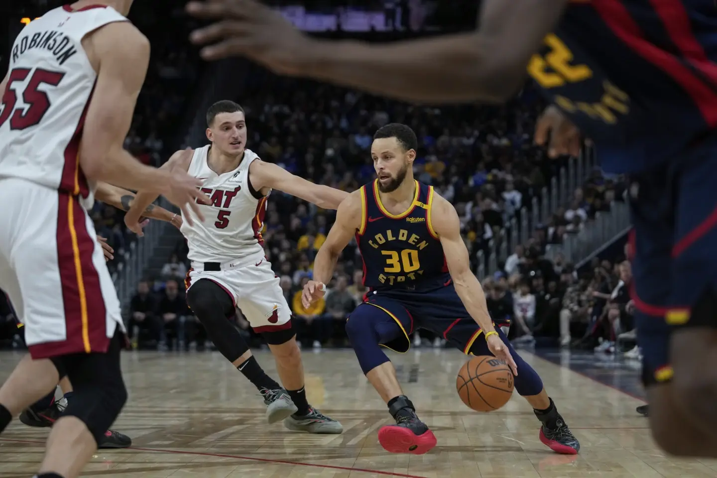 Stephen Curry y los Warriors vuelven a sufrir su segunda vergonzosa derrota consecutiva en casa