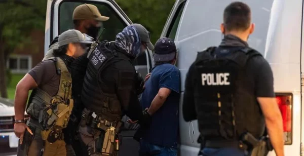 Los dominicanos y otros latinos en Estados Unidos indocumentados, están en el paquete de deportaciones del ICE. Fuente externa