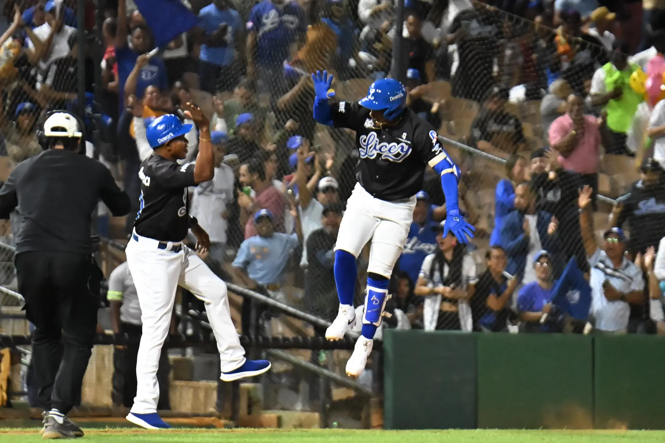 Domingo Leyba al momento de pegar jonrón