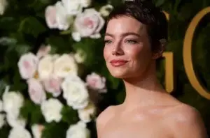 Emma Stone sorprendió con un cambio radical de look en los Golden Globes 2025